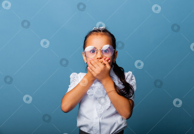 Foto Stock Улыбающийся добрый ребенок в очках протягивает руку | Adobe Stock