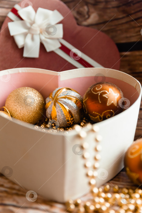 Скачать Цветные елочные шары в коробке в форме сердца. Рождественские украшения. новый год. фотосток Ozero