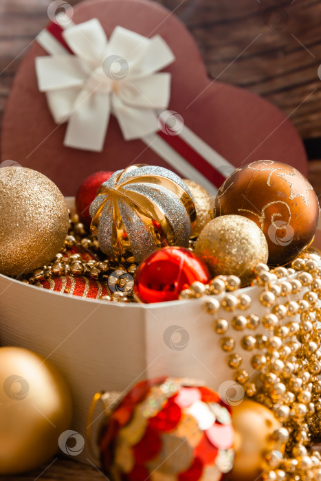 Скачать Цветные елочные шары в коробке в форме сердца. Рождественские украшения. новый год. фотосток Ozero