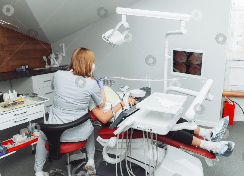 Скачать Стоматолог осматривает пациента с помощью камеры, отображаемой на экране. тяжелый кариес зубов фотосток Ozero