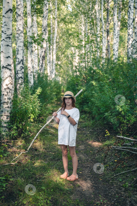 Скачать милая девушка с палкой в лесу ищет грибы фотосток Ozero