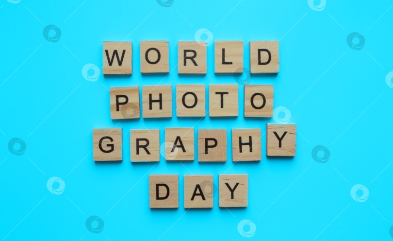 Скачать 19 августа, Всемирный день фотографии, минималистичный баннер с надписью i фотосток Ozero