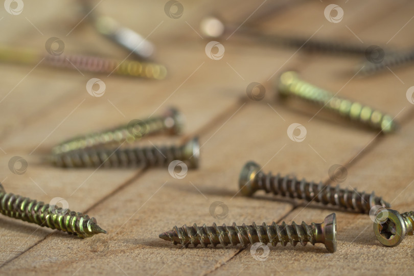 Скачать Хромированные металлические шурупы на деревянных досках, небольшая глубина крепления фотосток Ozero