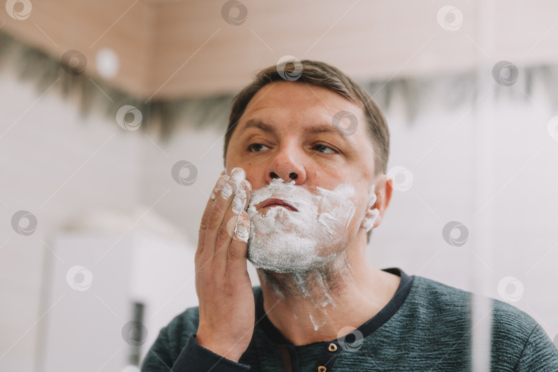 Фотография на тему Девушка бреет мужчину | PressFoto