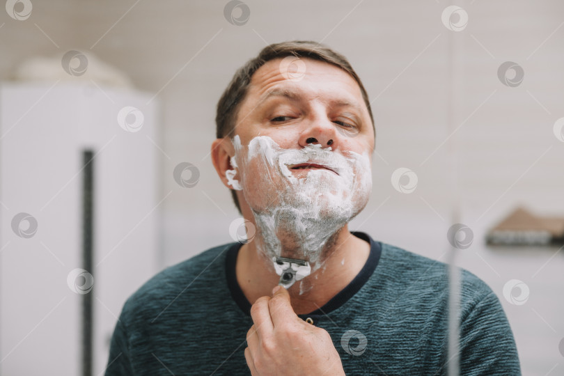 Зачем мужчины бреют тело