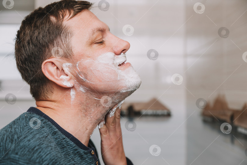 Мужчина бреет бороду - скачать фото бесплатно | Flyvi