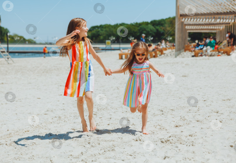 Счастливые девушки веселятся на пляже :: Стоковая фотография :: Pixel-Shot Studio