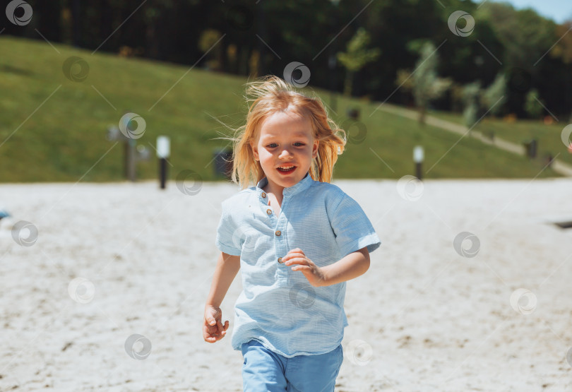 Скачать маленький счастливый светловолосый мальчик бегает и веселится на пляже фотосток Ozero
