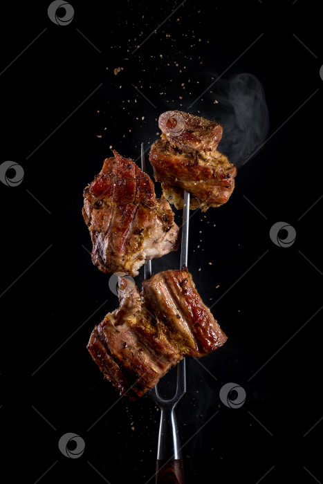 Скачать Вилка с кусочками вкуснейшего мяса, приготовленного на гриле по-черному фотосток Ozero