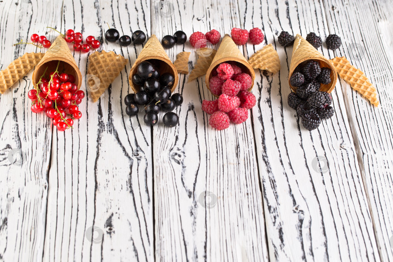 Скачать Летние ягоды в вафельном рожке на деревянном фоне фотосток Ozero