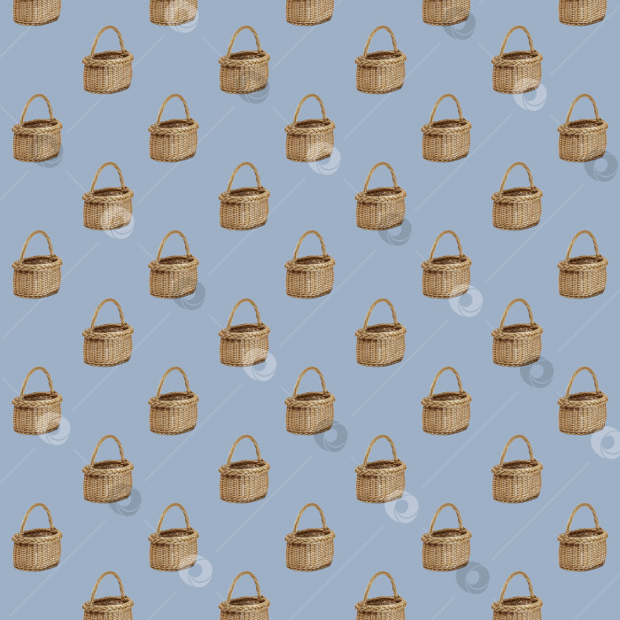 Скачать Бесшовный узор плетеной корзины для покупок в деревенском стиле, выделенный на синем фоне. фотосток Ozero