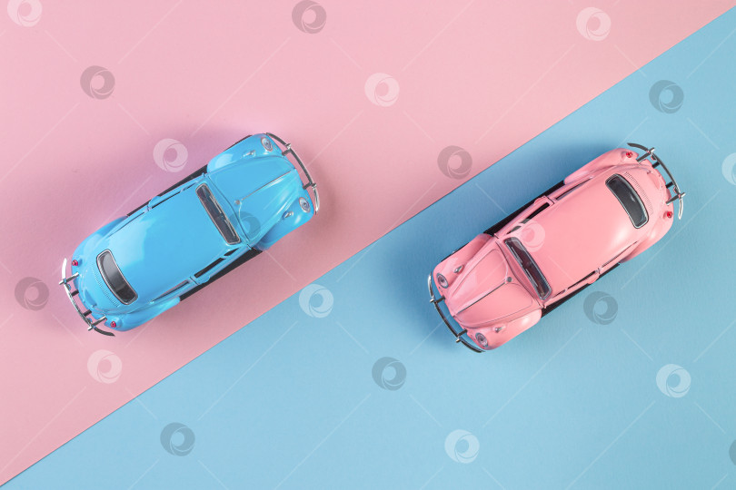 Скачать Ижевск, Россия, 15 февраля 2020 года. Маленькие винтажные ретро-игрушечные машинки на розовом и голубом фоне фотосток Ozero