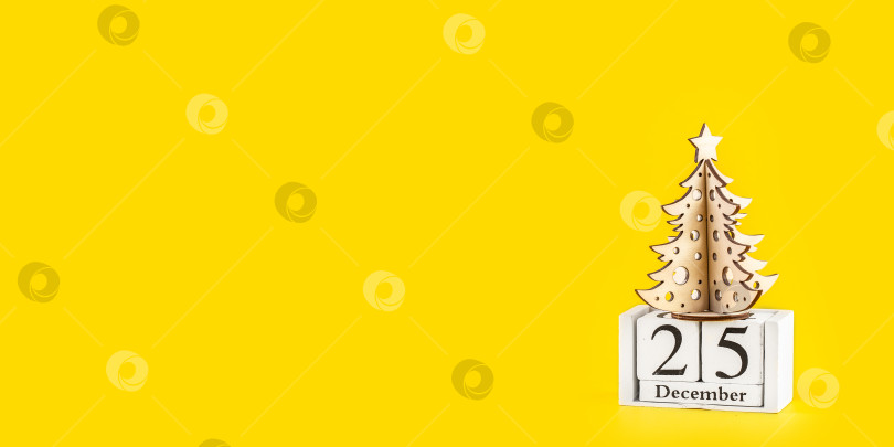 Скачать Минималистичная рождественская елка на модном желтом пастельном фоне. Концепция зимнего отдыха. Длинное широкое знамя. фотосток Ozero