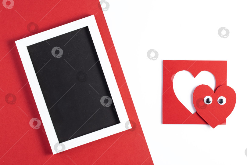Скачать Поздравления с днем Святого Валентина. Красное бумажное сердечко на белом фоне. фотосток Ozero