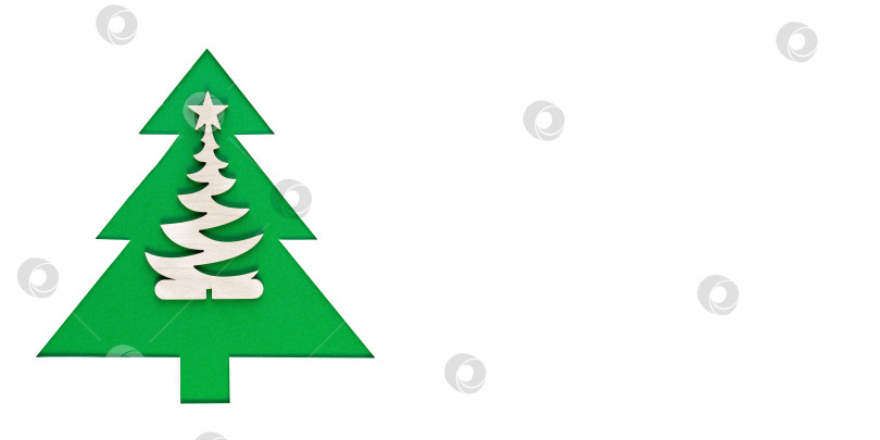 Скачать Рождественская елка, вырезанная из бумаги на белом фоне. Длинный широкий баннер фотосток Ozero