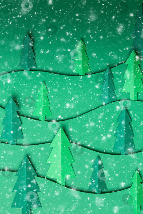 Скачать 3D выскакивающие рождественские елки из бумаги на зеленом фоне. фотосток Ozero