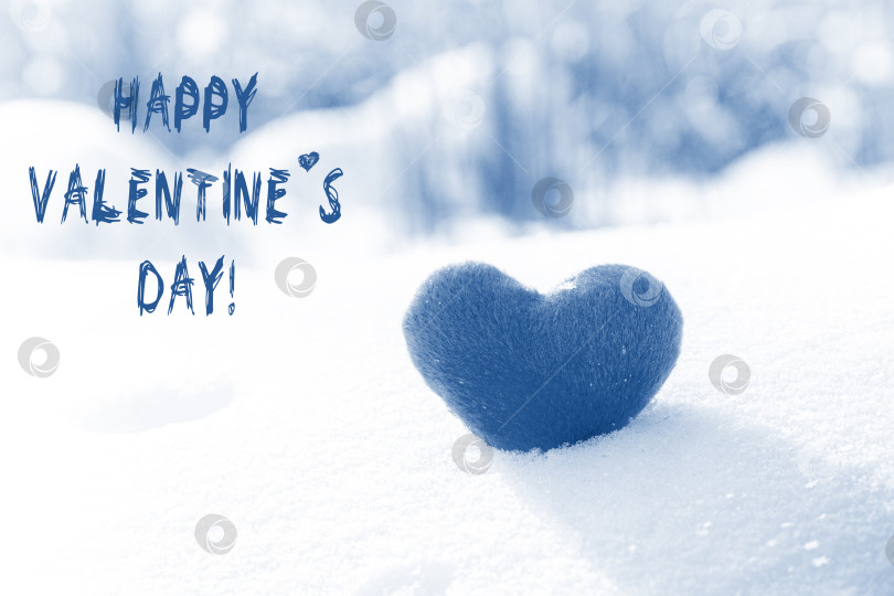 Скачать Открытка на день Святого Валентина. Красное сердце на снежном фоне. фотосток Ozero