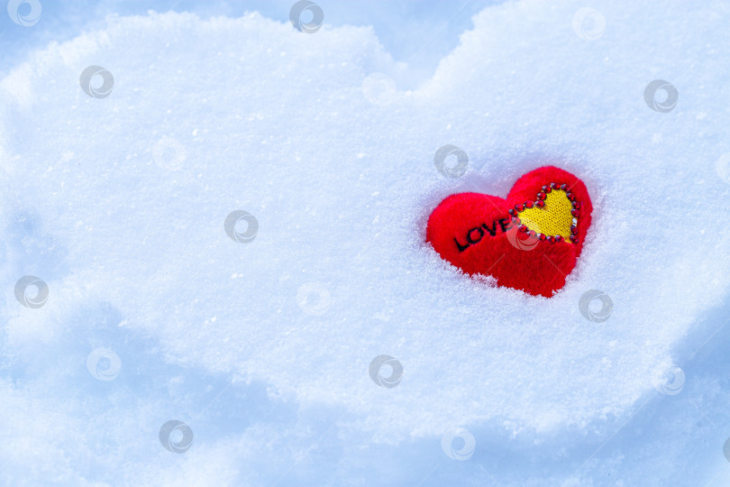 Скачать Красное сердце на снежном фоне. символ любви, 14 февраля фотосток Ozero