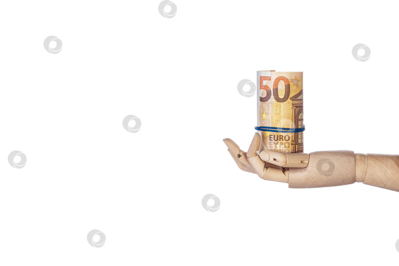 Скачать Деревянная рука с деньгами, выделенная на белом фоне фотосток Ozero