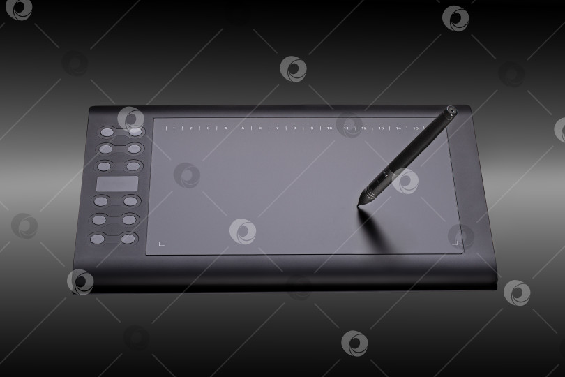 Скачать Цифровой графический планшет с ручкой на черном фоне фотосток Ozero