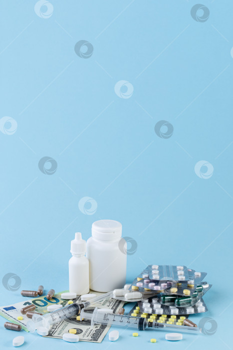 Скачать Медицинские таблетки изображены на деньгах на синем фоне. Концепция медицины фотосток Ozero