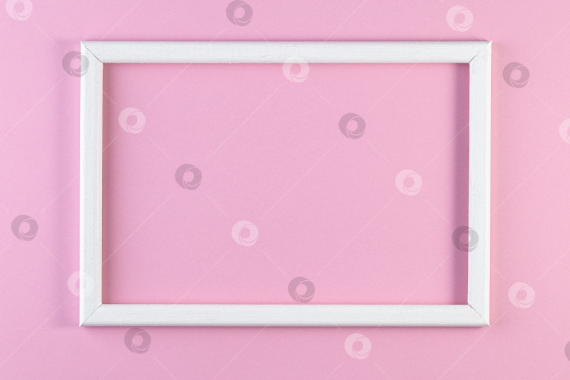 Скачать Деревянная белая рамка на фоне розового пастельного цвета. фотосток Ozero