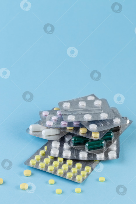 Скачать Различные лекарства в таблетках и капсулах на синем фоне. фотосток Ozero