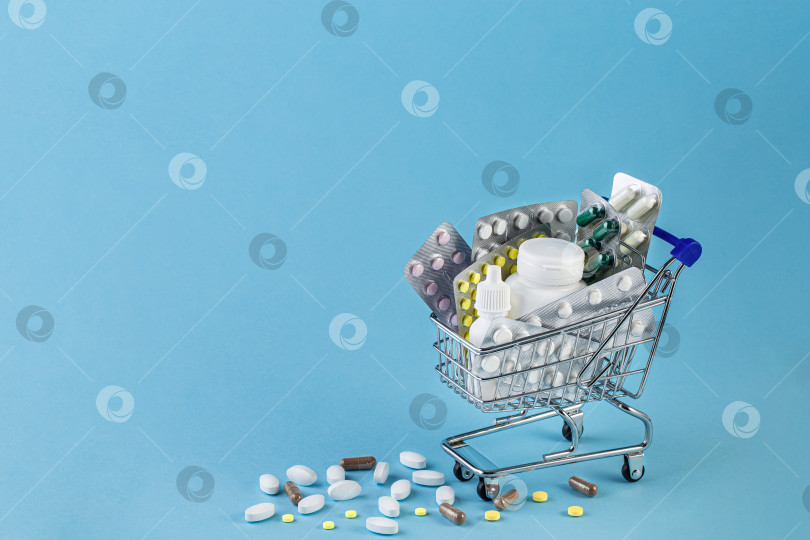Скачать Различные капсулы, таблетки и лекарства в магазинной тележке. Концепция покупки и шоппинга лекарств. фотосток Ozero
