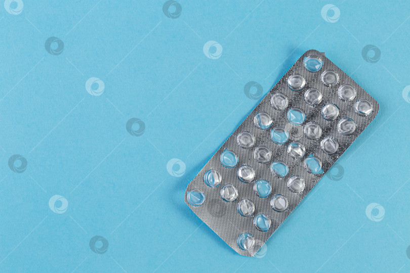 Скачать Использованная блистерная упаковка из-под таблеток медицинского назначения на синем фоне. фотосток Ozero
