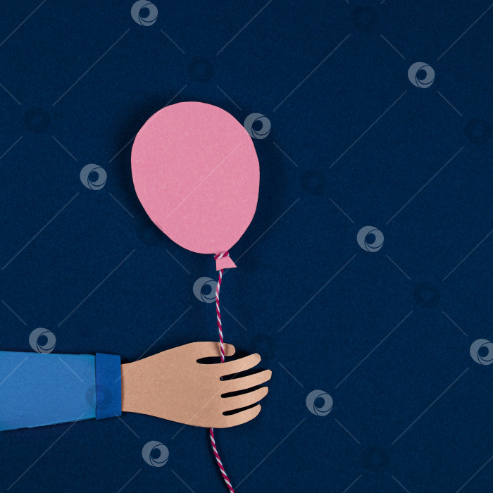 Скачать Рука держит розовые бумажные шарики. Пригласительный билет на вечеринку с воздушными шарами. Бумажное искусство и стиль оригами. квадратный формат фотографии фотосток Ozero