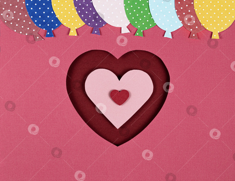 Скачать Бумага, вырезанная в форме красного сердца и воздушных шаров на розовом фоне. фотосток Ozero