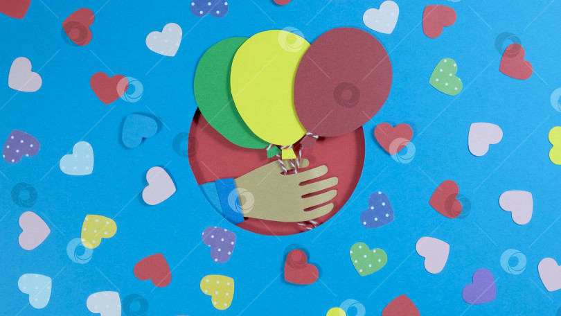 Скачать Праздничный абстрактный фон на день Святого Валентина с разноцветными бумажными сердечками и воздушными шарами фотосток Ozero