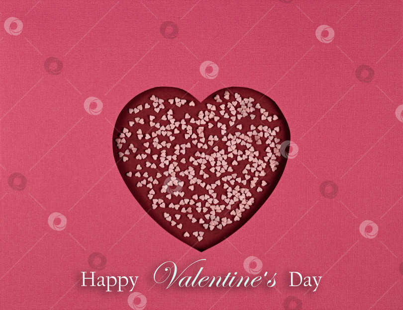 Скачать Вырезанное из бумаги сердечко и надпись "С Днем Святого Валентина". Фон с символом любви фотосток Ozero