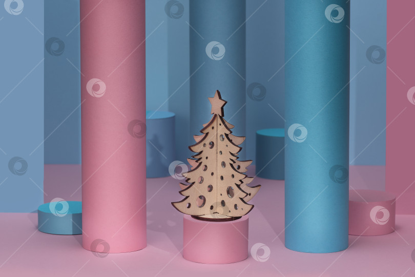 Скачать Абстрактный рождественский розовый и голубой фон, пьедестал сцены с рождественской елкой. фотосток Ozero
