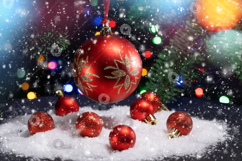 Скачать Новогодние игрушки с красными шариками на фоне боке. Рождественское украшение. фотосток Ozero