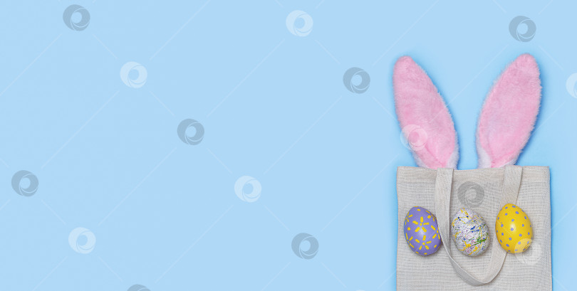 Скачать Баннер. Розовые ушки пасхального кролика торчат из многоразовой текстильной сумки фотосток Ozero