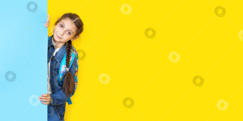 Скачать Маленькая девочка держит в руках голубой плакат empy и улыбается. девушка держит в руках синий бланк фотосток Ozero
