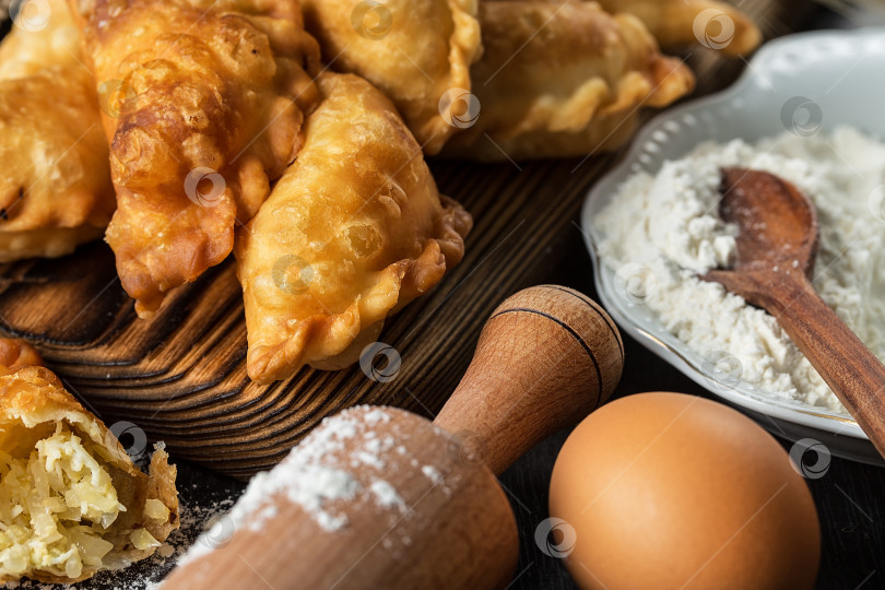 Скачать Домашние пироги с капустой на деревянном деревенском столе. фотосток Ozero