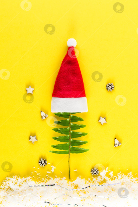 Скачать Рождественская елка из листьев и веток папоротника фотосток Ozero