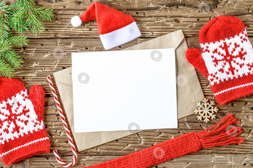 Скачать Макет рождественской открытки с красными вязаными варежками фотосток Ozero