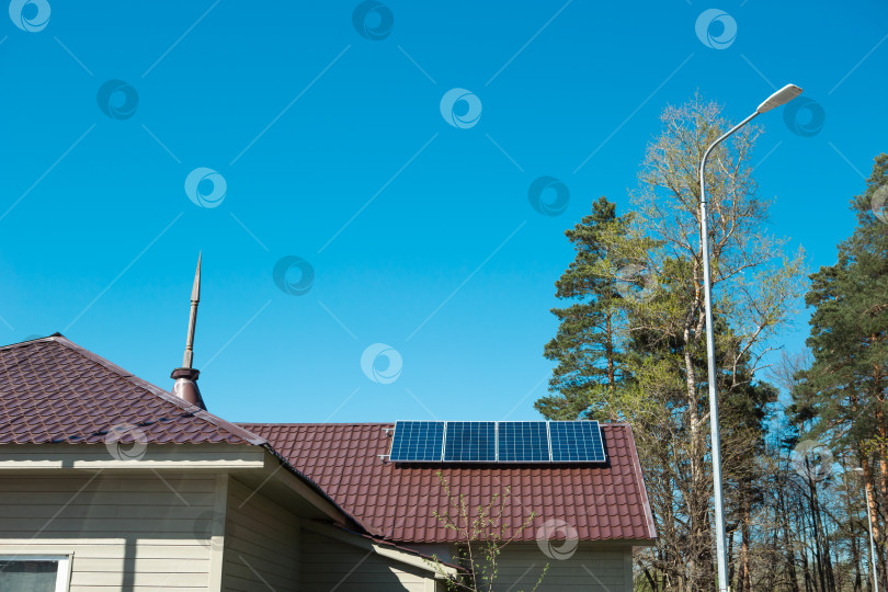Скачать Солнечные панели на крыше дома, экологичное использование природных ресурсов, альтернативный источник энергии фотосток Ozero