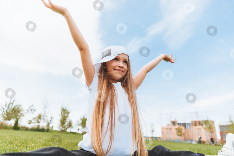 Скачать маленькая девочка радуется, подняв руки. ребенок поднимает руки к небу фотосток Ozero