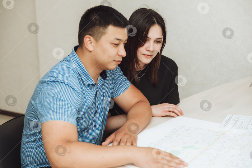 Скачать Счастливая пара вместе подписывает контракт в офисе. мужчина и женщина покупают квартиру и подписывают договор. фотосток Ozero