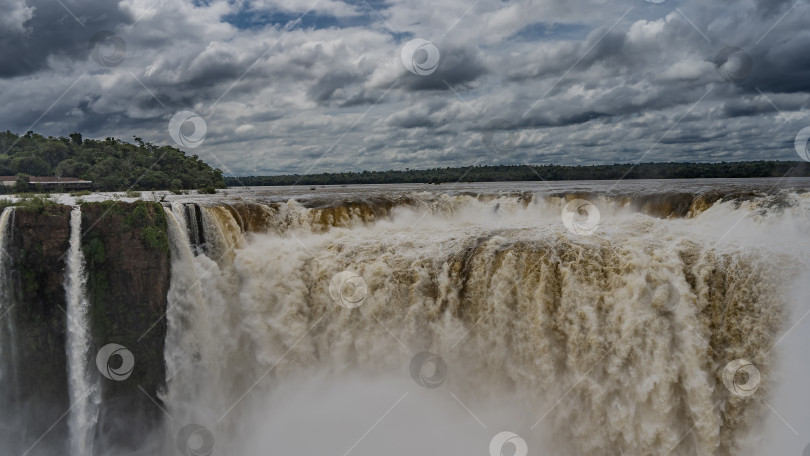 Скачать Потрясающий водопад "Горло дьявола". фотосток Ozero