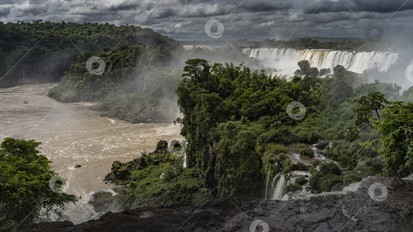 Скачать Пейзаж с водопадом. Водопад Игуасу фотосток Ozero