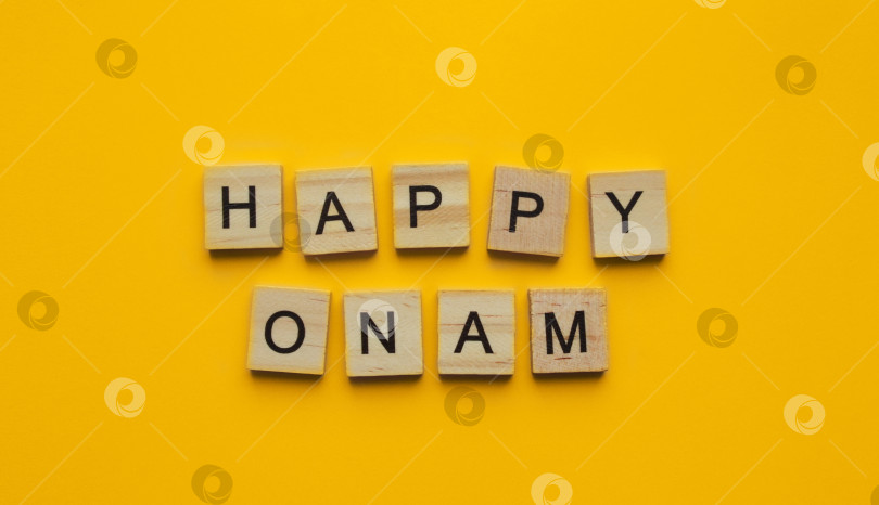 Скачать 20-31 августа, фестиваль Happy Onam, минималистичный баннер с надписью фотосток Ozero