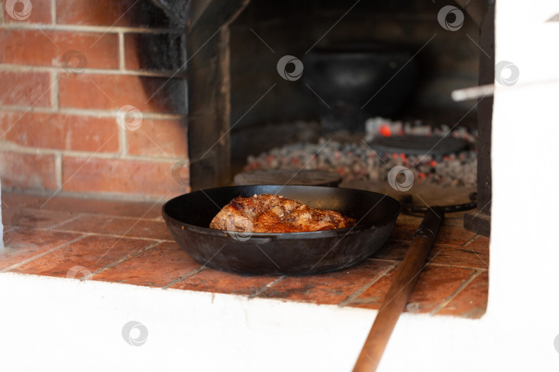 Скачать Говяжья вырезка, запеченная в русской печи в чугунной сковороде фотосток Ozero