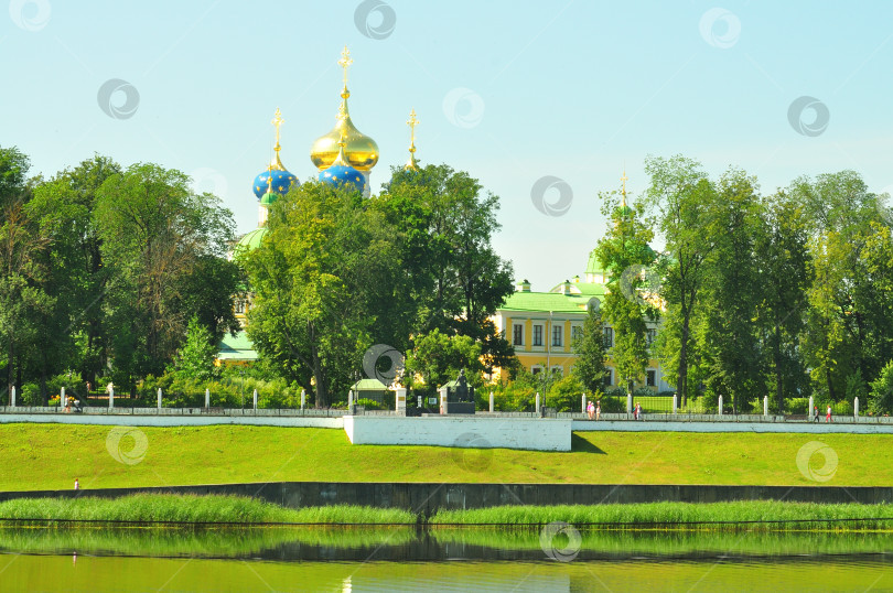 Скачать Вид на Дворцовый сад и памятник Пушкину со стороны набережной Волги имени Афанасия Никитина фотосток Ozero