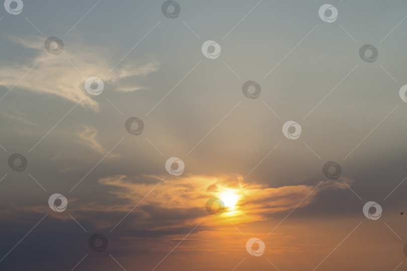 Скачать Прекрасный вид на облачное небо на закате фотосток Ozero