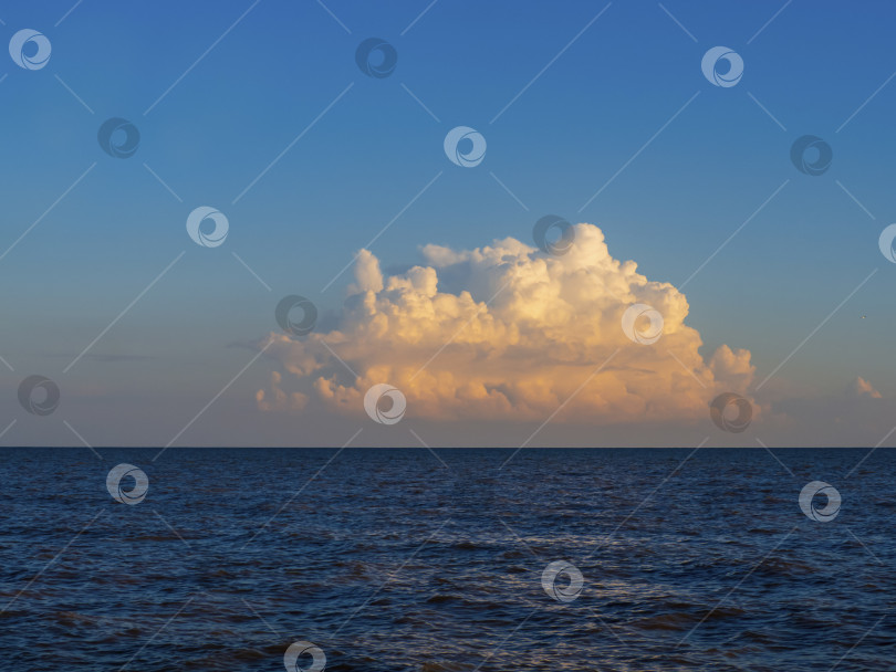 Скачать Большое красивое облако в голубом небе над впечатляющим пейзажем  фотосток Ozero